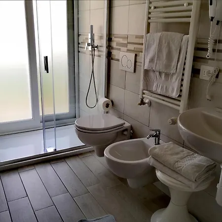 Iride & Rooms- Ideale Per Famiglie E Coppie Hotel 2*